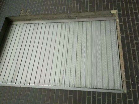 手(shou)動鋁合金百(bǎi)葉窗